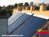 Solarno grejanje sanitarne vode 800 L - 100 vakuumskih cevi / Restoran-bazen OLYMPIC - PETROVAC NA MLAVI / Konstrukcija na ravnoj površini